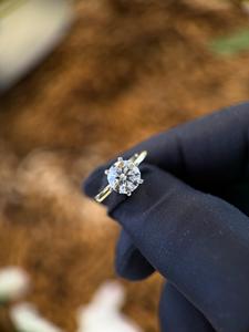 Bague de luxe en diamant avec design élégant et or taillé brillant pour femme, idéale pour les fiançailles et les anniversaires de mariage, provenant d'un fournisseur indien. - Product Image 4