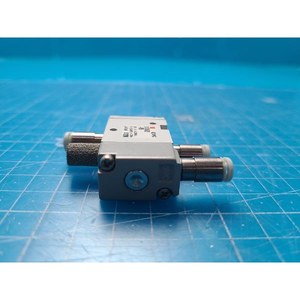 Válvula Solenoide Piloto de 5 Puertos SMC SYJA522-M5 Usada Como Parte del Equipo Legacy Semiconductor - Product Image 2