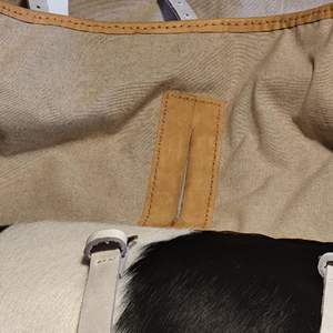 Mochila o bolso de cuero vacuno con correas de cuero blanco - Product Image 3