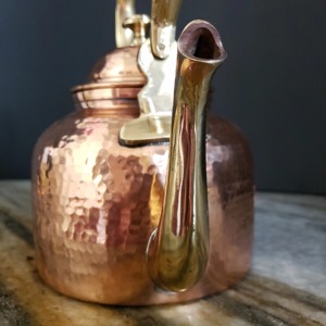 Théière en cuivre traditionnelle professionnelle avec bec courbé élégant, poignée décorative en cuivre, couvercle intégré, corps large et arrondi, finition lisse - Product Image 3