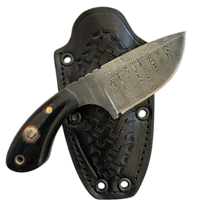 Couteau de camping et de dépecage à lame fixe fait main avec lame en acier à motifs et étui en cuir pour le camping en plein air, la chasse, vente en gros - Product Image 1