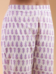 Conjunto de traje Anarkali de diseño para mujer, con estampado floral lila y blanco, kurta larga acampanada, pantalones estampados a juego y dupatta, estilo étnico indio. - Product Image 6