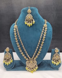 Collier double couche avec pierre taille poire, boucles d'oreilles et mangtika pour femme – Bijoux ethniques traditionnels de créateurs - Product Image 3