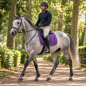 Tapis de selle matelassé violet pour cheval, avec surpiqûres losanges et sangles de fixation |   Tapis d'équitation profilé avec bordure renforcée - Product Image 4