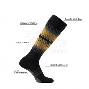 Chaussettes de sport fabriquées au Pakistan avec un ajustement élastique et un tissu respirant pour l'entraînement au football, la course à pied et la pratique. - Product Image 6