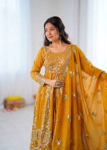 Robe Anarkali traditionnelle indienne pakistanaise pour femmes, brodée, longue jusqu'au sol, avec pantalon palazzo, tenue de mariage en soie - Product Image 3