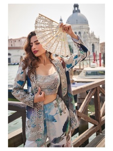 Conjunto de 3 piezas de ropa occidental de diseñador Sayuri Elnaaz: Choli, Palazzo y Shrug, de seda Chinon con estampado digital, bordado y lentejuelas con efecto espejo - Product Image 4