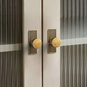Magnifiques boutons en laiton conçus pour les placards, commodes et unités de rangement en bois, aménagement intérieur haut de gamme - Product Image 4