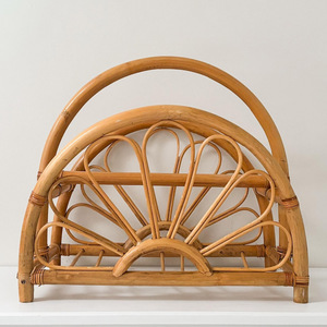 Soporte para revistas de ratán arqueado, estante para periódicos y folletos hecho a mano, organizador para oficina y hogar - Product Image 1