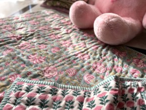 Edredón Reversible Hecho a Mano con Estampado Floral Rosa, Relleno 100% Algodón, para Uso en Todas las Estaciones, Estilo Clásico - Product Image 4