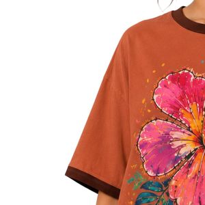 Camiseta Extra Grande para Mujer en Color Marrón Óxido con Estampado Gráfico de Flor de Hibisco Colorida, Camiseta Casual de Algodón para Verano, Personalizada OEM ODM al por Mayor - Product Image 3