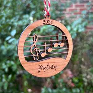 Ornements de Noël en bois en gros, faits à la main, découpés au laser, décorations modernes personnalisées imprimées pour l'arbre, écologiques, pour les fêtes - Product Image 1