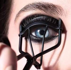 Recourbe-cils en plastique noir UBI et recharge avec instructions pour toutes les formes d'yeux, modèle UBI-1786, utilisation manuelle - Product Image 1