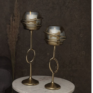 Élégant porte-bougies triple en forme d'arche, finition or brossé, avec cylindres en verre ; disponible à prix de gros. - Product Image 5