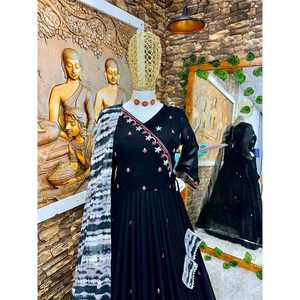 ชุดเดรสผ้าจอร์เจียสำหรับใส่ทำงานปักลายสีดำ - Product Image 2