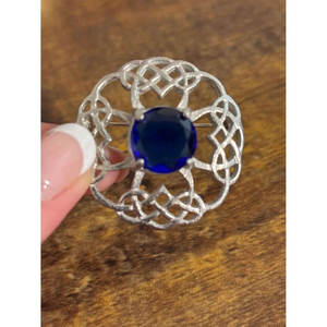 Broche de nudo celta con zafiro o piedra oscura, broche plateado para kilt de las Tierras Altas, accesorios tradicionales - Product Image 3