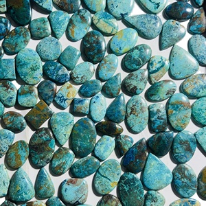 Prix le plus bas pour le cabochon de shattuckite, pierre précieuse de shattuckite de haute qualité, pierre en vrac de forme mixte noire plate pour la fabrication de bijoux - Product Image 1