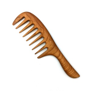 Peigne en bois naturel pour les soins des cheveux longs, offrant un démêlage doux et un massage du cuir chevelu pour des cheveux plus sains et plus brillants - Product Image 4