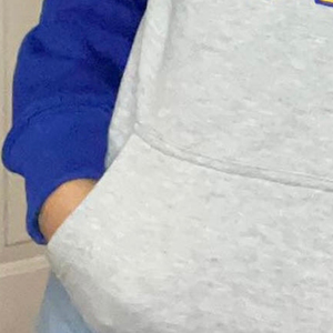 Sweat à capuche unisexe gris chiné et bleu roi avec patch lettres en chenille, manches longues, poche kangourou et manches contrastantes, style décontracté - Product Image 6