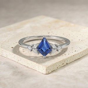 Anillo de compromiso de plata de ley 925 con zafiro azul talla cometa, zafiro natural, minimalista, piedra de nacimiento de septiembre - Product Image 1