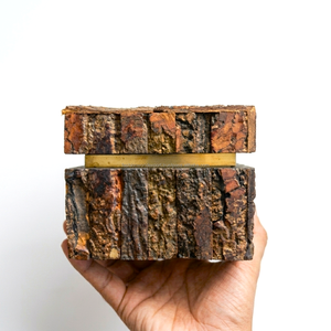 Caja de Almacenamiento Rectangular de Madera con Textura de Corteza y Detalles en Latón, Diseño Wabi-Sabi para Uso Decorativo en Sala de Estar - Product Image 3