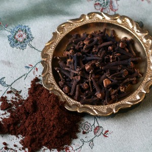 Clous de girofle biologiques entiers pour les acheteurs professionnels, offrant une saveur intense et des standards de fraîcheur naturelle de qualité supérieure - Product Image 5