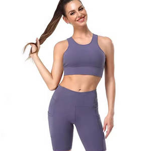 Conjunto deportivo de dos piezas para mujer: sujetador deportivo con tirantes anchos y ribete en contraste personalizado, y shorts cruzados de cintura alta para yoga. - Product Image 6