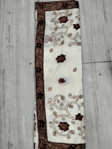 Sari indio blanco de alta demanda y calidad superior, tela de chifón/georgette con trabajo de lentejuelas y cuentas sobre un diseño abstracto y floral. - Product Image 2