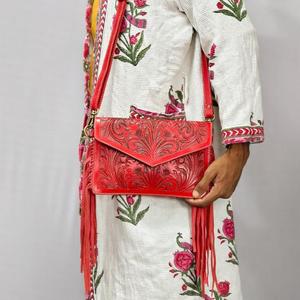 Bolso de Hombro Bohemio de Cuero Genuino Rojo con Decoración de Borlas y Correa Individual - Product Image 1