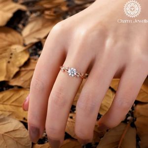 Anillo de Compromiso Charm_Jewells de Oro Rosa con Moissanita, Corte Brillante Redondo, Engaste de Garras, Diseño Floral, Estilo Romántico para Mujer - Product Image 1