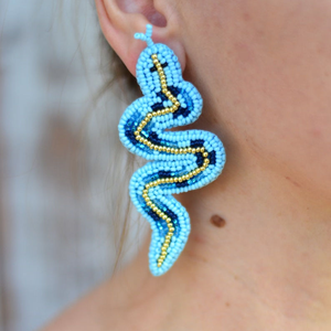 Nouveauté 2022 : Grand clou d'oreille léger fait main en perles de coton brodées, motif serpent bleu classique pour femme par MULTI CRAFT - Product Image 2