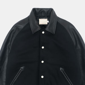 Chaqueta Varsity Negra de Poliéster y Algodón para Hombre, Estilo Bomber Clásico, con Rayas, Puños y Cremallera Frontal - Product Image 3