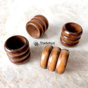 Anneau de serviette rond en bois classique fait main, écologique et durable, décoration de table haut de gamme pour accessoires de mariage par Tradebyd - Product Image 3