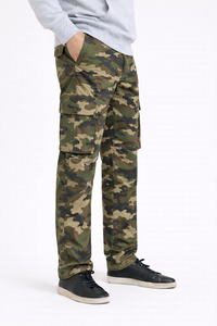 Pantalones Cargo Clásicos de Camuflaje para Hombre – Un prenda esencial resistente de inspiración outdoor, confeccionada con tela duradera y rica en algodón - Product Image 2