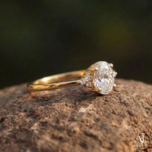 Anillo de compromiso clásico chapado en oro rosa con moissanita de corte ovalado, engaste de púas, brillante, para mujer, ideal para bodas. - Product Image 2