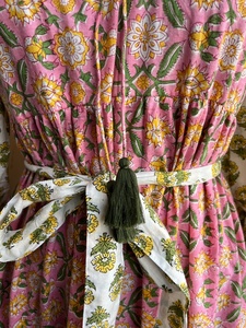 เดรสยาวแม็กซี่ไซส์ใหญ่สำหรับผู้หญิงขายดีปี 2026 ผ้าฝ้ายพิมพ์ลายบล็อก คอวี แขนยาว ลายดอกไม้ - Product Image 5