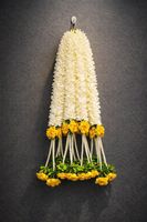 Hiasan Bunga Melati Putih Buatan Tangan Mewah dengan Aksen Mawar Kuning, Rumbai Mutiara & Dekorasi Daun Hijau untuk Pernikahan