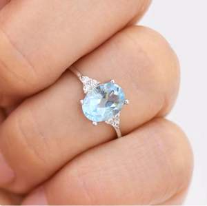 Anillo Ovalado de Topacio Azul Suizo Genuino en Plata de Ley, Anillo de Topacio Azul Natural con Tres Circonitas Cúbicas, Diseño Inspirado en el Estilo Vintage de Marzo - Product Image 3