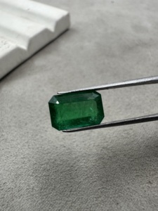 Émeraude zambienne naturelle vert vif 3,54 carats, taille émeraude, pierre précieuse verte non montée pour la création de bijoux - Product Image 5