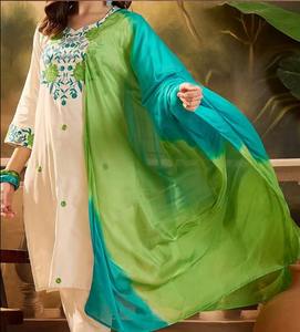 Elegante Conjunto Étnico de Tres Piezas para Mujer, Salwar Kameez de Algodón con Bordado Intrincado, Túnica, Pantalones y Pañuelo - Product Image 4