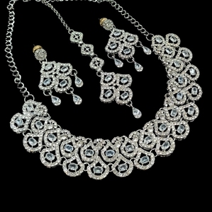 Conjunto de Collar y Pendientes Geométricos de Cristal Plateado, Joyería de Fiesta para Mujer, Estilo Clásico, Aleación con Pedrería, Joyería de Moda - Product Image 1