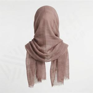 ผ้าพันคอผ้าซาตินวินเทจหรูหราสำหรับผู้หญิง ผ้าไหมพิมพ์ลายชนเผ่าแบบยาว ผ้าคลุมศีรษะดีไซน์เนอร์ ผ้าพันคอแฟชั่นพรีเมียมเนื้อนุ่ม - Product Image 2