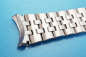 Bracelet de montre en acier inoxydable, barre de profil et forme estampée, avec maillons de frissages CNC et épingles à cheveux réglables - Product Image 5
