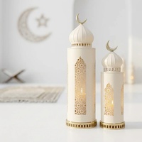 Dernières décorations de Ramadan pour la maison : lanternes à bougies en métal beige et or avec un dessus en forme de croissant de lune, design moderne fait main