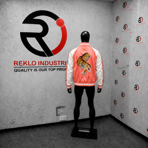 Veste universitaire personnalisée en satin rose corail avec manches contrastées blanches, broderie double tête de tigre de qualité supérieure, veste de luxe tendance - Product Image 4