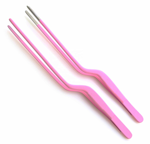 ที่คีบอาหาร Altomme Instruments ขนาด 20.5 ซม. สีดำ ใช้สำหรับจัดจานอาหารและเหมาะสำหรับเชฟ ทำจากสแตนเลสสตีล ปลายโค้งหยัก - Product Image 4