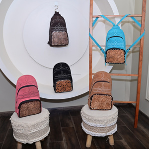 Sac à dos en bandoulière d'inspiration occidentale pour femmes de créateur avec point de bottes usiné à la main et sac à bandoulière floral en cuir suédé turquoise - Product Image 4