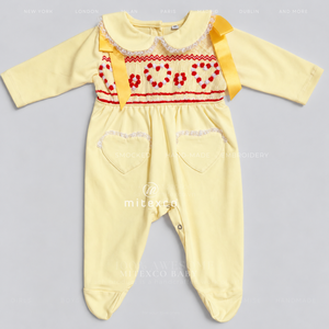 Mono de bebé amarillo al por mayor con bordado a mano, pelele de manga larga con bordado de corazón para recién nacido, ropa de bebé OEM - Product Image 1