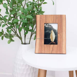 Cadre photo classique en bois pour une décoration intemporelle, affichage mural ou sur bureau, style traditionnel et élégant, cadeau pour mariage, anniversaire - Product Image 1