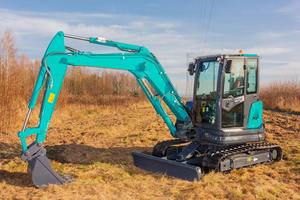 Excavadora Amarilla Usada Versátil de 3 Toneladas con Cabina de Seguridad de Visión Amplia y Brazo Desplazable para Trabajos de Infraestructura en Espacios Reducidos - Product Image 3